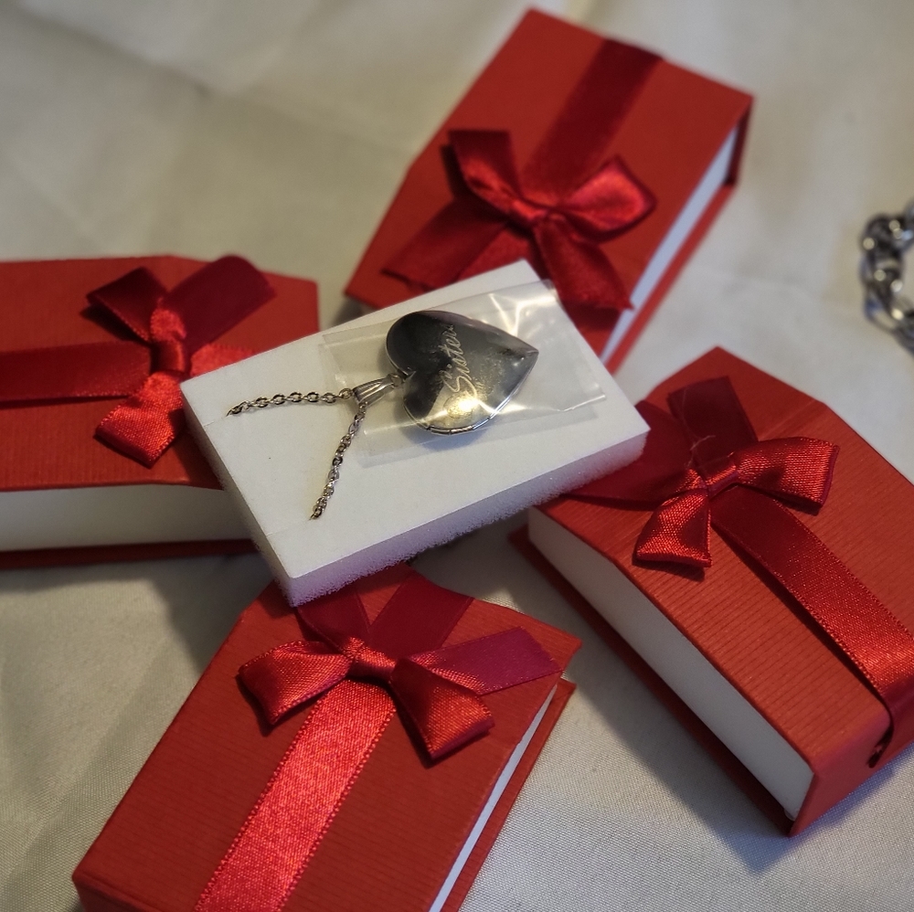 gorgeous mom and sister pendants
